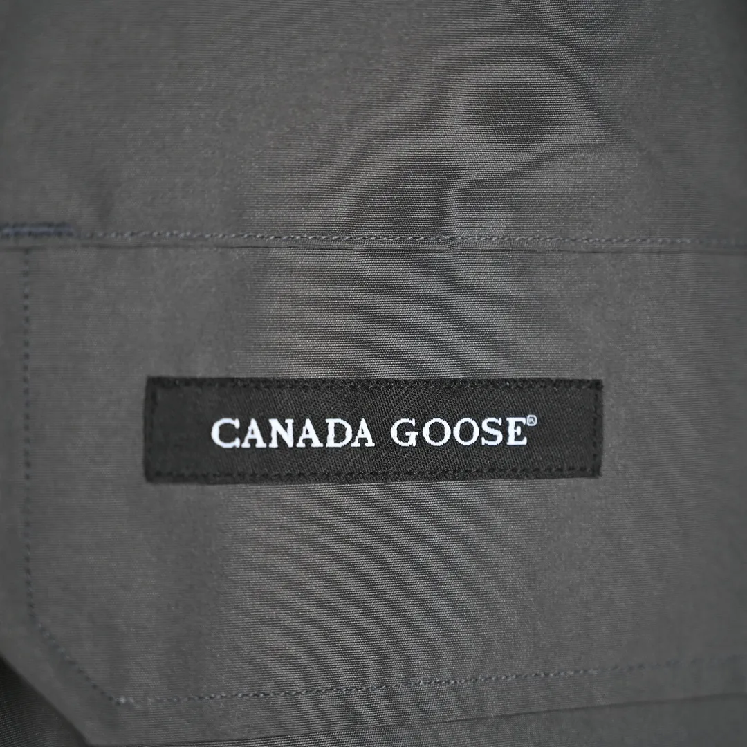 P720 𝐂𝐚𝐧𝐚𝐝𝐚 𝐆𝐨𝐨𝐬𝐞 𝐄𝐱𝐩𝐞𝐝𝐢𝐭𝐢𝐨𝐧 𝟕𝟗𝟗𝟗𝐌 Canada Goose Model 01 Short Down Jacket 🔝Product color: black, off-white, graphite gray, navy blue, sky blue 🔝Product size: XS S M L 2️⃣Exclusively customized 18-count fabrics with the same ZP. Using "Arctic Tech" fabric technology, the outer fabric is 84.5% polyester fiber and 15.5% cotton, the lining is 100% cotton fiber, and the padding is 100% polyester fiber. It is durable, waterproof, windproof, cold-resistant and warm. 3️⃣The lining is made of 40D Nylon AC oil-based glue, with level 5 single-dye fastness. The collar flannel is made of original high-density mercerized velvet, and the pocket fabric is made of elastic high-density polar fleece, which is soft and skin-friendly. The bile cloth is made of 330T polyester anti-velvet No. 7 needle to prevent lint from running away. If there is lint running away, it will be given away for free! 4️⃣The JUKI large-scale sewing machine imported from Japan is professional in stitching and seaming. It completely follows the original 106 stitches on the whole piece of clothing and is reinforced throughout. The length of each jujube follows the original one and is fixed at 1-1.1cm. The density and length are the same as the original one. 5���⃣Yoshida YKK original zipper, Y-shaped double hook Velcro, and the cuffs are made of custom thickened seamless threads. This year, high-elastic spandex gold thread is added to the cuff thread to increase elasticity and strength. From fabrics and gallbladders to buttons and drawstrings, all are custom-developed and authentic. 6️⃣The imported Tajima embroidery machine is used to customize the chest logo with thousands of needles. The pattern is full and three-dimensional, and it is infinitely close to the original product. 7. The fur collars are made from western coyote skins imported from Canada. We purchased 10,000 top-quality fur collars in the spring. The width of the fur collars is 14cm and the length is 55cm. This winter, the quality of the fur collars will be stable throughout the season, eliminating the uneven quality of fur collars in the middle and later stages! 7️⃣Packaging is in a three-dimensional handbag with cards included. It’s more impressive to give it away and keep it for yourself.